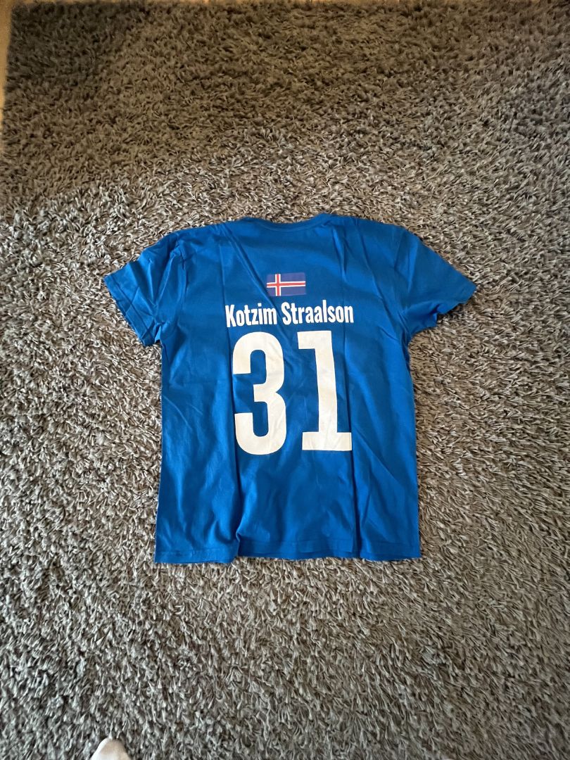 Blaues Island WM T-Shirt mit Flagge, Name „Kotzim Straalson“ und Nummer 31 auf dem Rücken (WM T-Shirt gestalten)